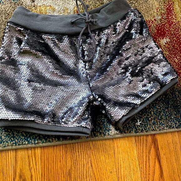 🆕🆕🆕 Girls Mermaid Shorts Silver YOS 🆕🆕🆕 - Picture 1 of 3